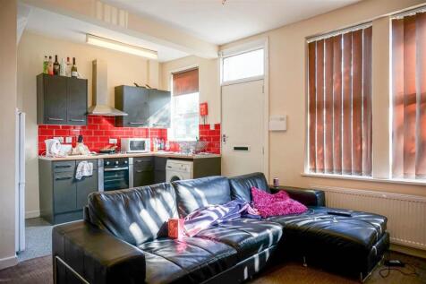 3-bed house on Graham Avenue, Leeds, £1,274/mo