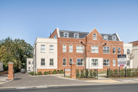 2-bed flat on Jubilee Gardens, Weybridge, Surrey, KT13, £2,200/mo