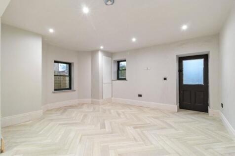 Peel Avenue, Hale, Greater Manchester, WA14 photo 3