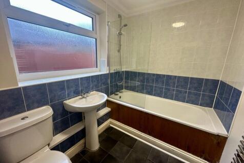 Knighton Fields Road East, Leicester LE2 6DR photo 4