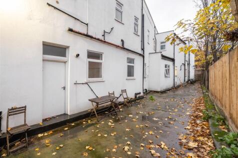 Cemetery Road, E7