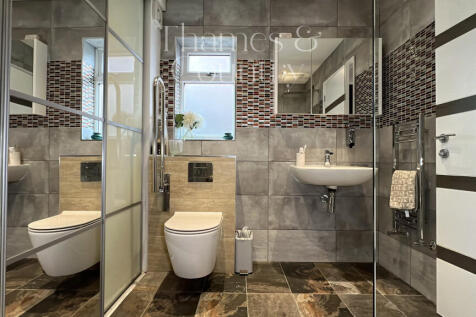 En-suite Bathroom 5 Bed