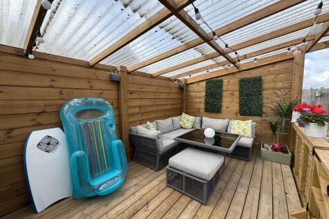 COVERED FAMILY/ENTERTAINING AREA