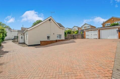 Off Street Parking / Driveway / Single Garage:
