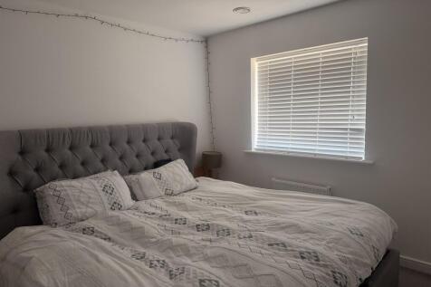3 bedroom Semi Detached House in Henshaw Way, Billingshurst photo 5