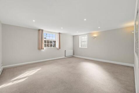 Avondale Avenue, Esher, KT10 photo 3