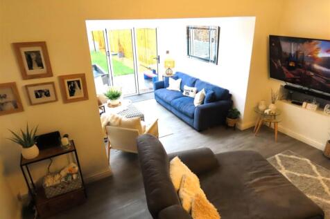 ADDITIONAL LOUNGE AREA