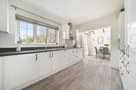 Manor Road South, Esher, KT10 photo 3