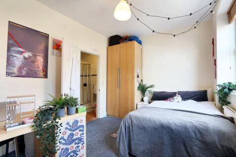 Bedroom with ensuite