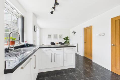 8. CAM04922G0-PR0087-STILL009