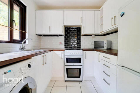 Oakwood Grove, Wickford Avenue, Basildon photo 4