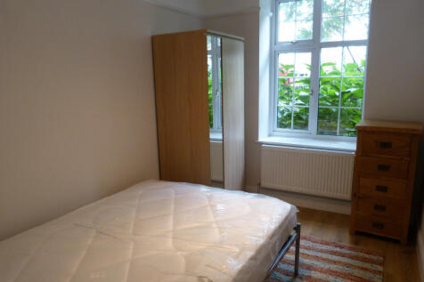 Room to rent Moreland Court, London NW2
