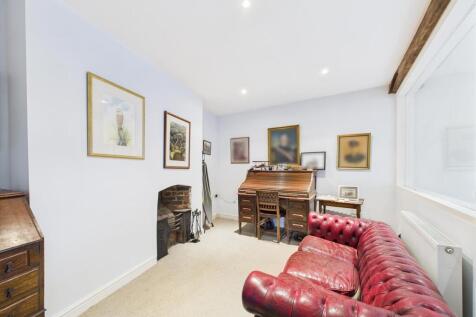 DRESSING ROOM / OFFICE