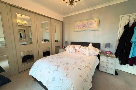 Bedroom 1c (edit).jpg