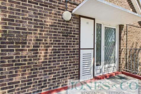 3-bed flat on Mousehold Street, £1,976/mo