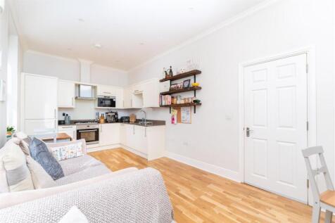 8 Chaucer living area 2.jpg