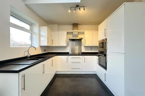 OPEN PLAN LIVING ROOM &amp; KITCHEN
