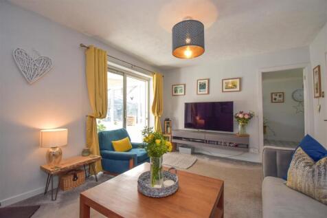 23 Cumberland Close Living Room b.jpg