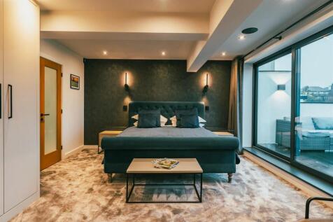 5 bed, 4 bath Detached in Sheffield - Photo 4