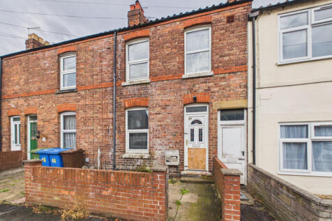 Three bedroom mid-terrace house - For sale by auc