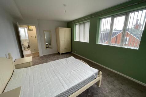 1-bed flat on Gledhow Lane, Gledhow, Leeds, £925/mo