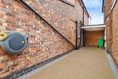Carport &amp; Driveway