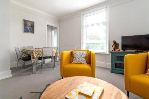 2-bed flat on Wellesley Road, London, W4, £2,350/mo