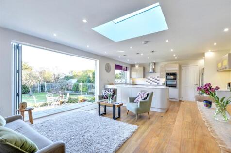 OPEN PLAN FAMILY DINING KITCHEN