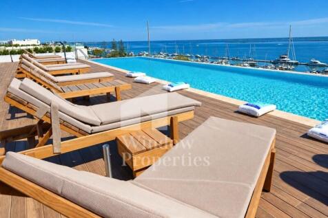 Wonderful 4 bedroom flat in the Marina of Olhão, garage in box, sea and garden view