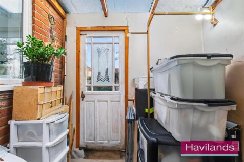 39 Laburnum Grove N21 3HT-4.jpg