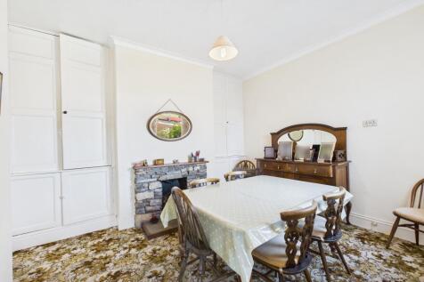 CAM04201G0-PR0072-STILL028