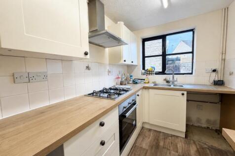 Painswick Close, Witney, Oxfordshire photo 3