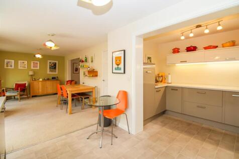 OPEN PLAN KITCHEN/DINING/SITTING ROOM