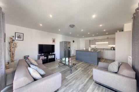 Kitchen / Lounge /