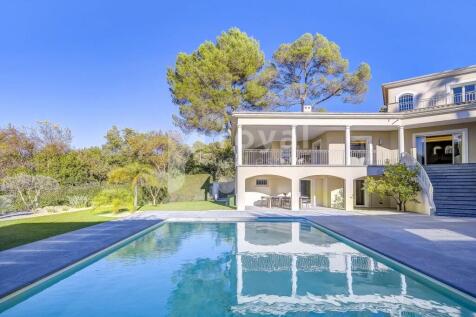 Private pool surrounded by garden in high-end Roya