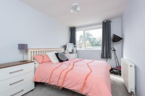 Reading Road, Yateley, Hampshire, GU46 photo 4