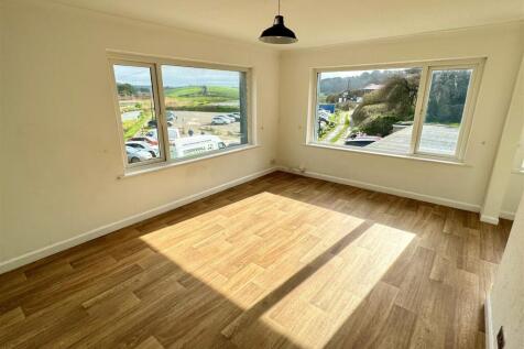 4 Riverside Court Lounge