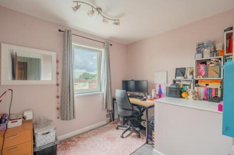 14 Neath Court-2.jpg