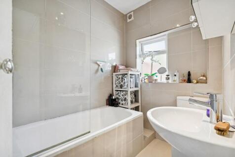 15 Boundary Road, London SW19 bathroom.jpg