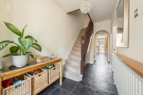 Cherrydown Avenue, E4