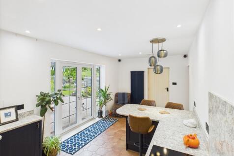 CAM04201G0-PR0085-STILL030