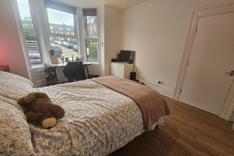 Spacious and well-maintained master bedroom fea...