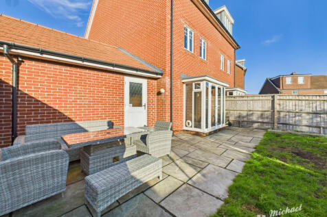 CAM03852G0-PR0483-STILL016