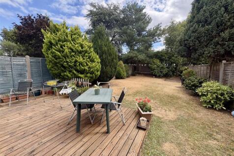 Laburnum Close, Ferndown photo 4