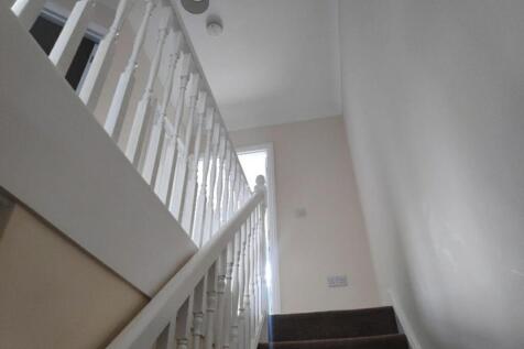 3 bed 2 bath house for rent in Forest Gate E7.