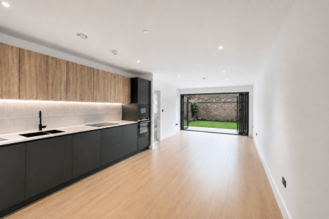 2 bed end terrace to rent Park Road, London W7