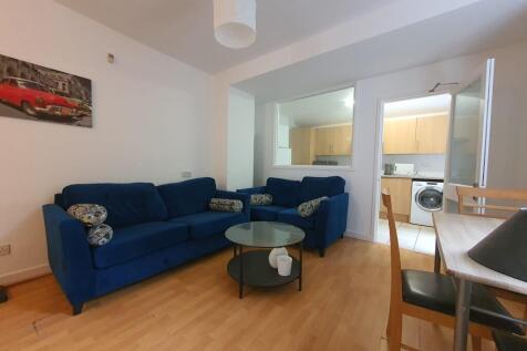 5-bed semi-detached on Moseley Road, Fallowfield, Manchester, £11,250/mo