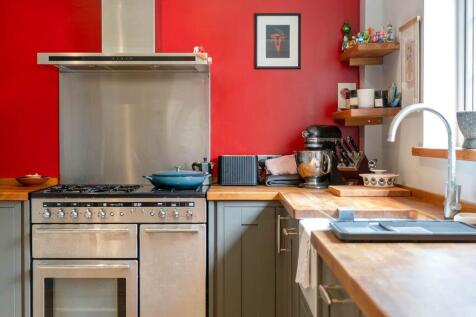4 bed, 2 bath Detached in Leeds - Photo 5