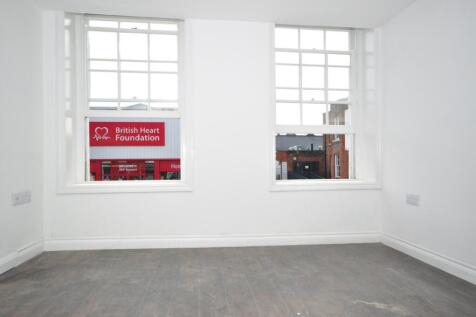 High Street Newport PO30 photo 4
