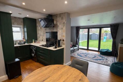 KITCHEN/DINING AREA